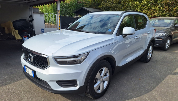 VOLVO XC40 versione Momentum core